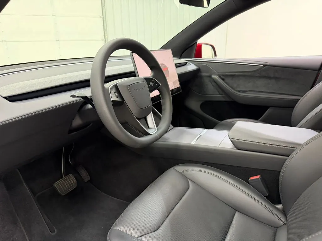 Tesla Model Y photo 12