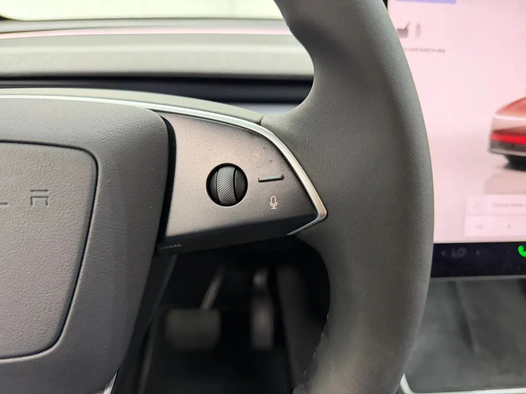Tesla Model Y photo 28