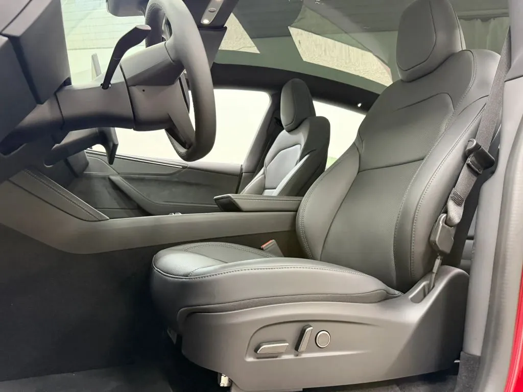 Tesla Model Y photo 15