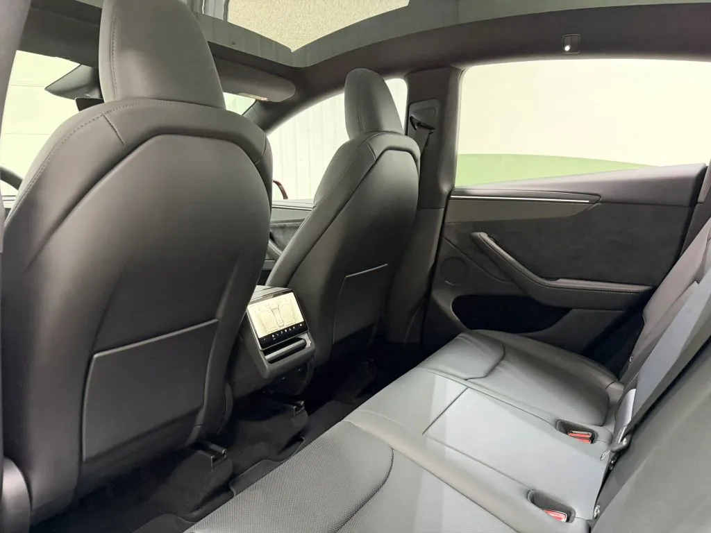 Tesla Model Y photo 16