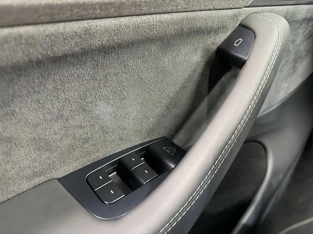 Tesla Model Y photo 26