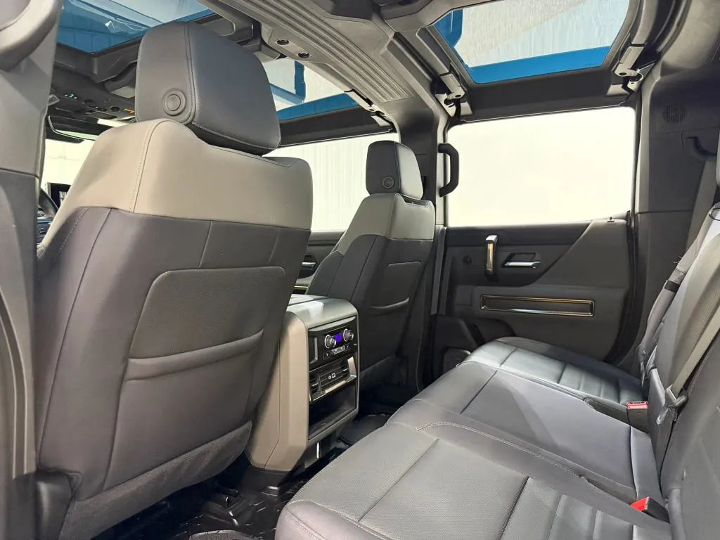 GMC Hummer EV Pickup photo 17