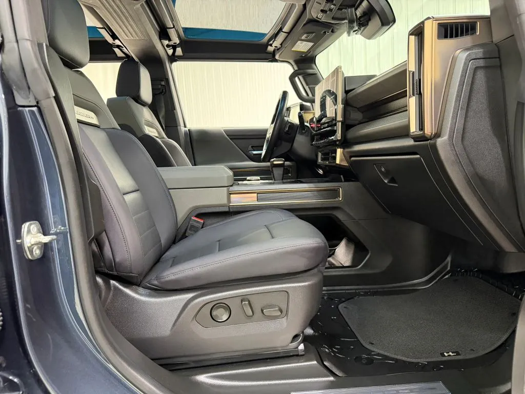 GMC Hummer EV Pickup photo 19