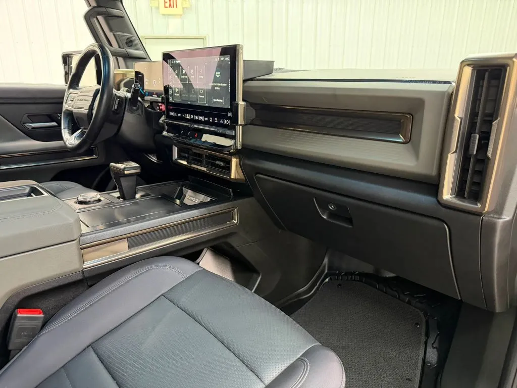 GMC Hummer EV Pickup photo 14