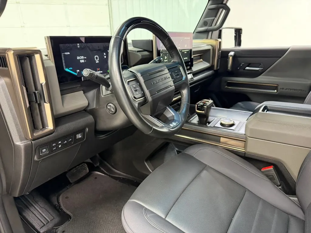 GMC Hummer EV Pickup photo 12