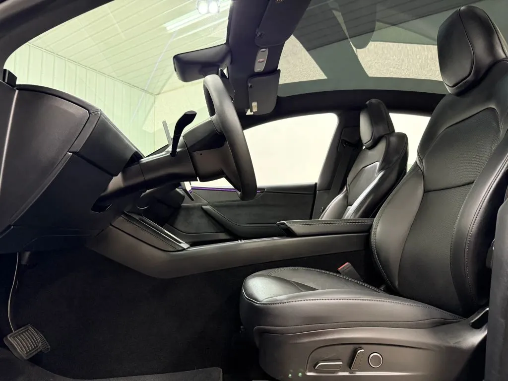 Tesla Model Y photo 15