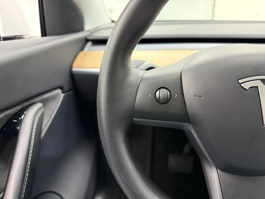 Tesla Model Y photo 27