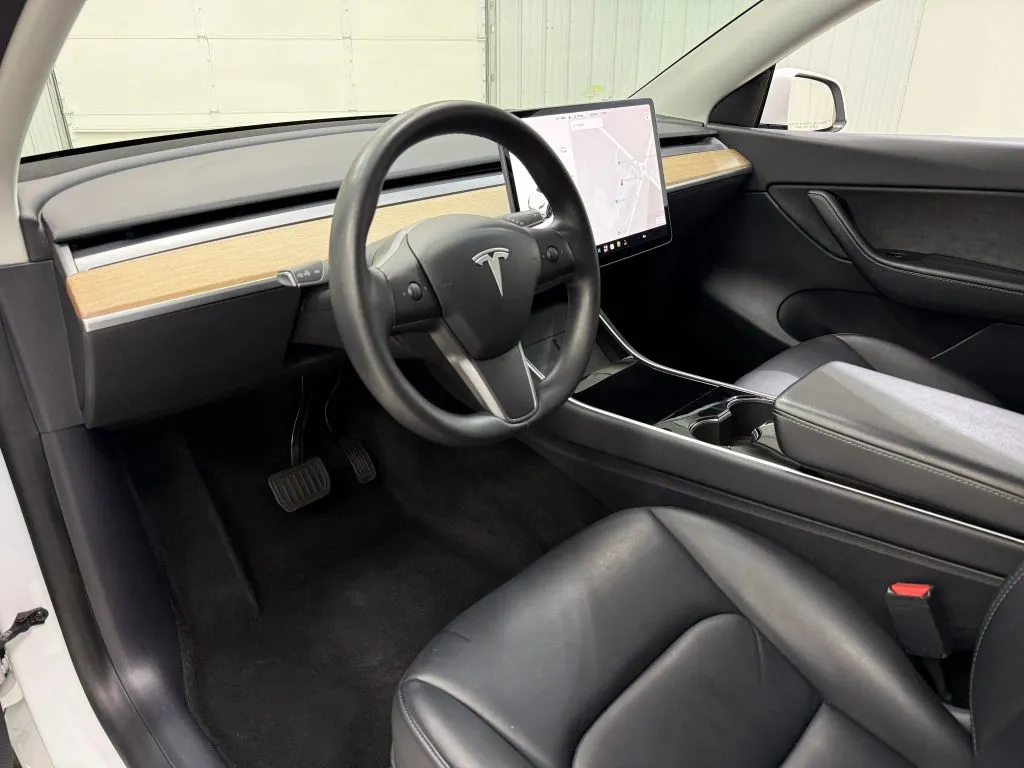 Tesla Model Y photo 12
