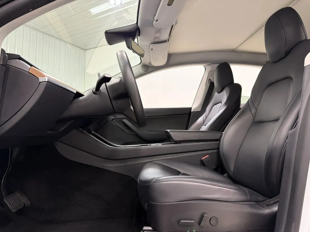 Tesla Model Y photo 15