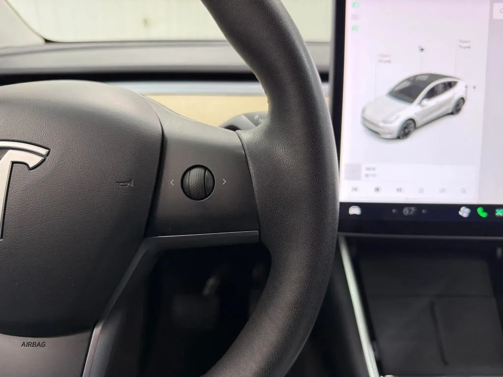 Tesla Model Y photo 28