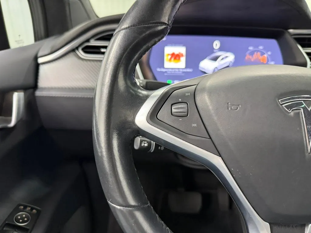 Tesla Model X photo 29