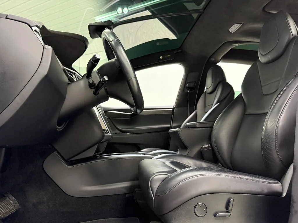 Tesla Model X photo 15