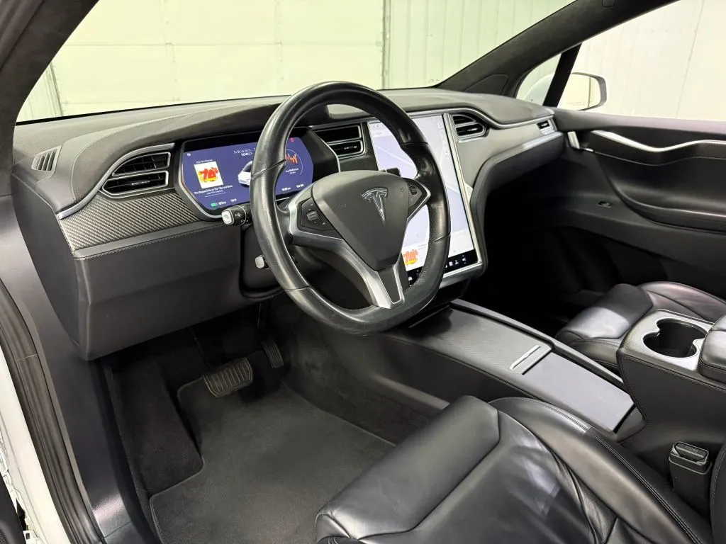 Tesla Model X photo 12
