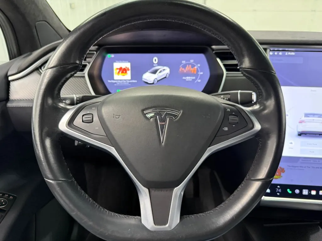 Tesla Model X photo 22