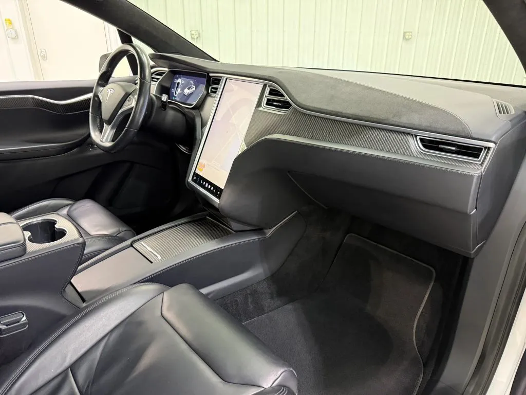 Tesla Model X photo 14