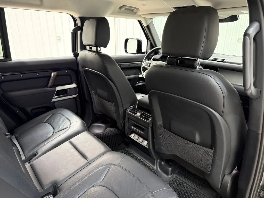 Land Rover Defender photo 18