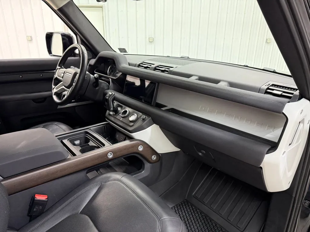 Land Rover Defender photo 14