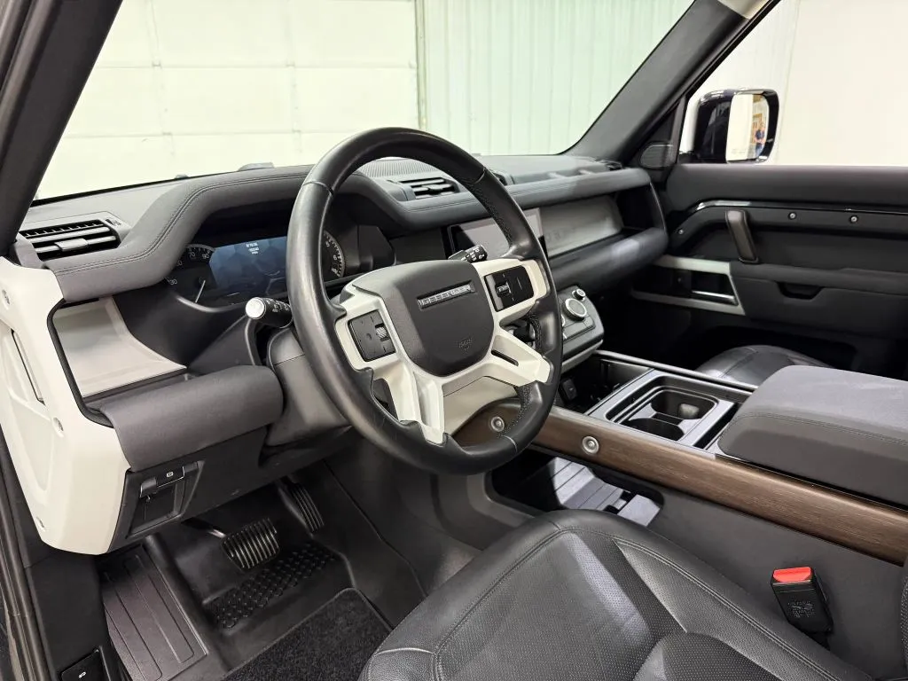 Land Rover Defender photo 12