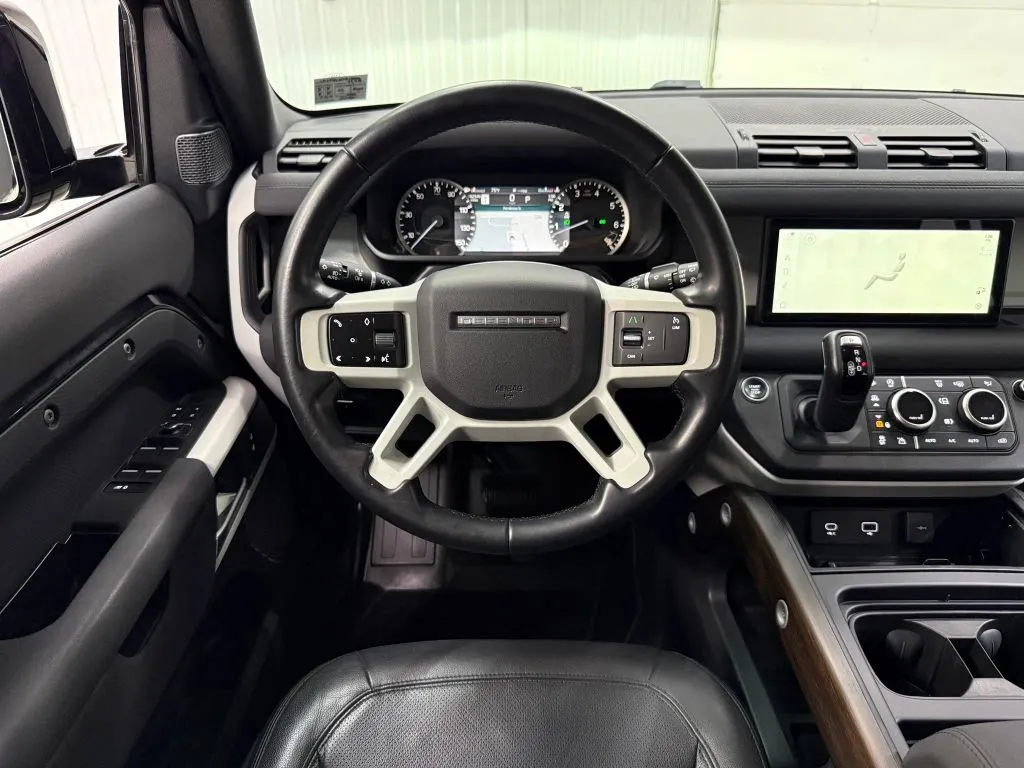 Land Rover Defender photo 19