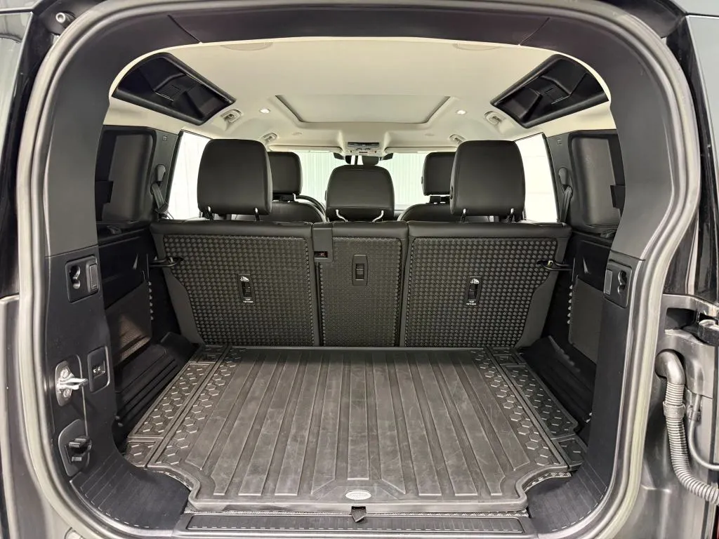 Land Rover Defender photo 17