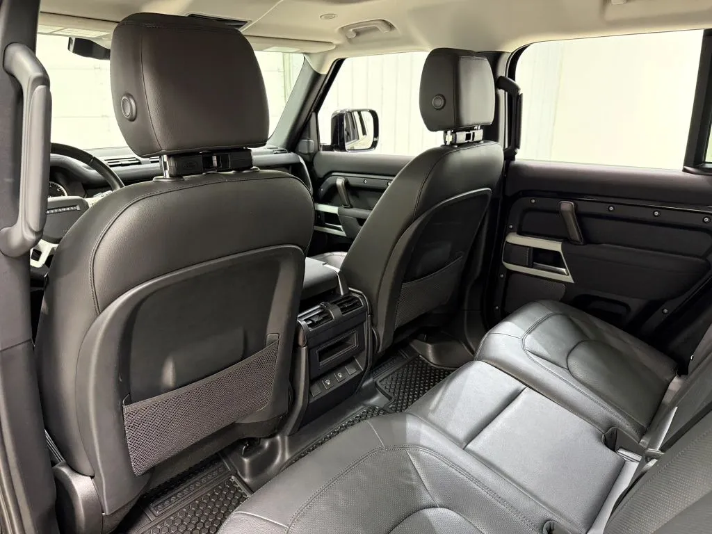 Land Rover Defender photo 16
