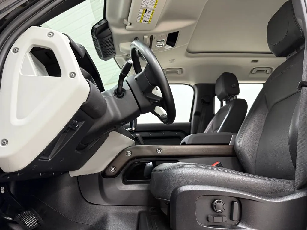 Land Rover Defender photo 15