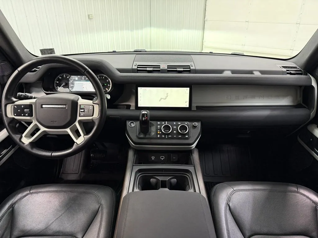 Land Rover Defender photo 13