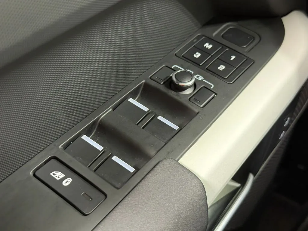 Land Rover Defender photo 36