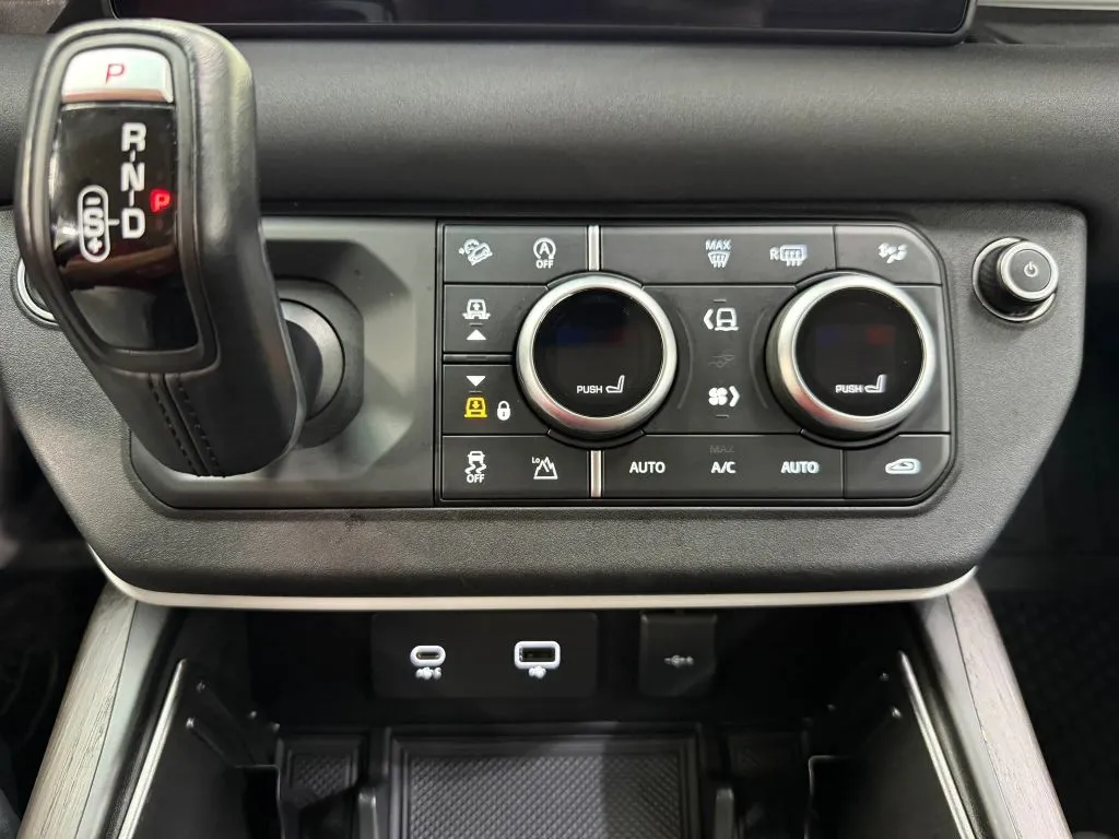 Land Rover Defender photo 35