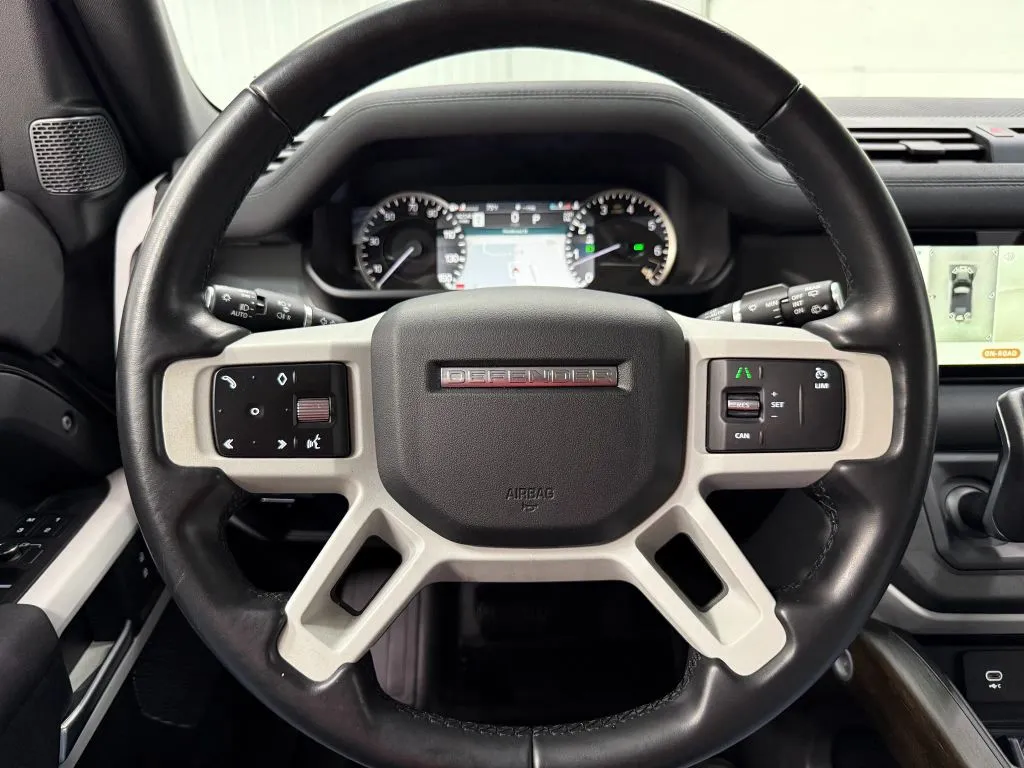 Land Rover Defender photo 20