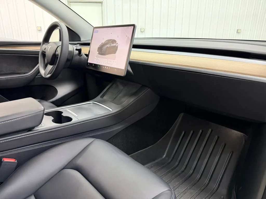 Tesla Model Y photo 14