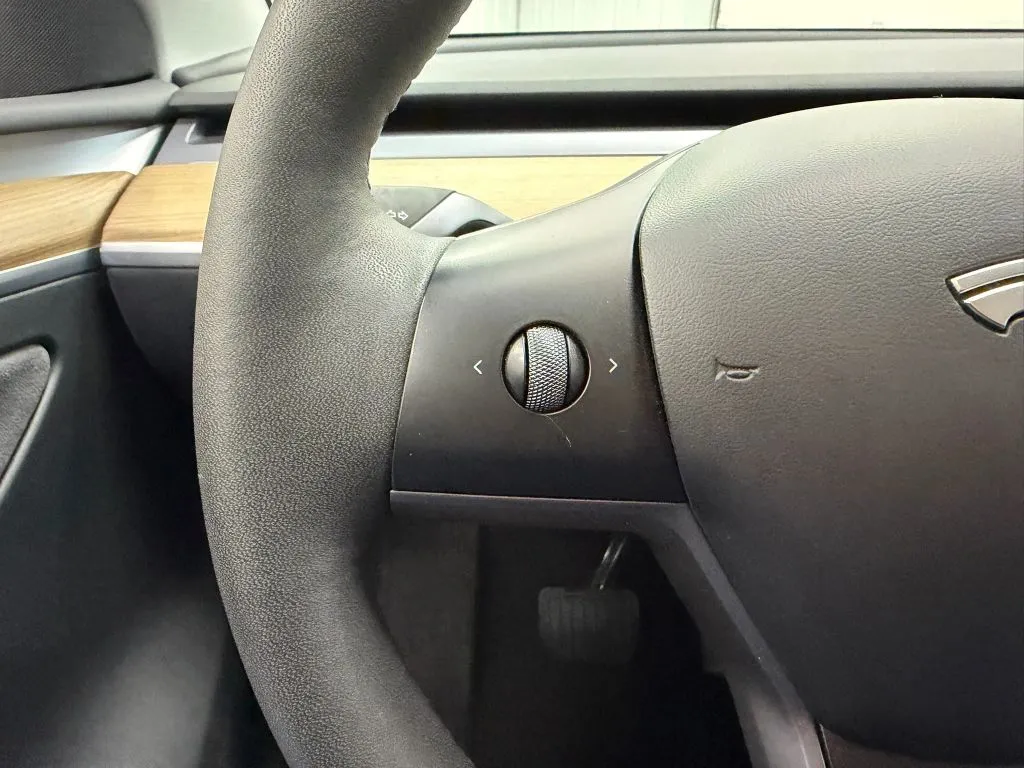 Tesla Model Y photo 28