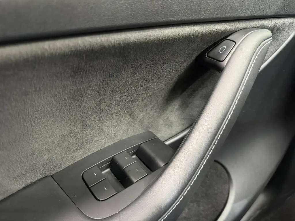 Tesla Model Y photo 27