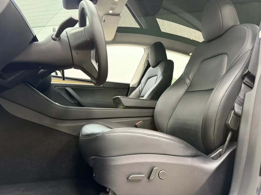 Tesla Model Y photo 15