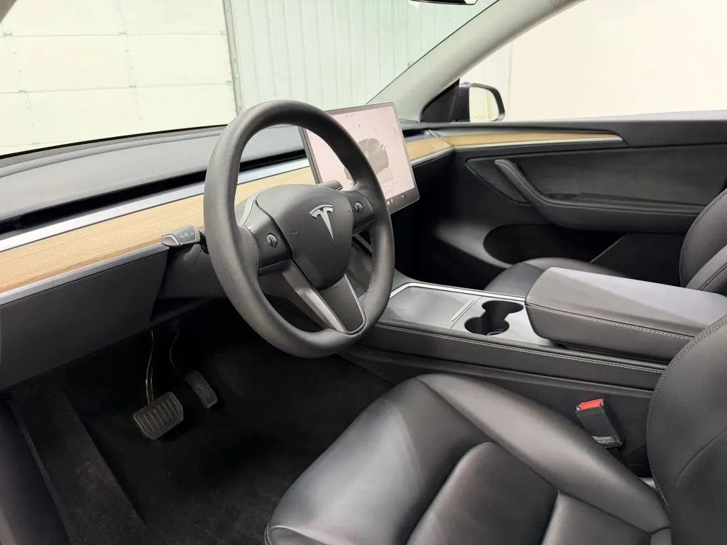 Tesla Model Y photo 12