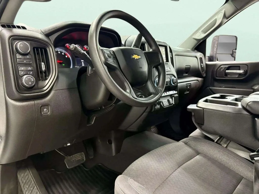 2024 Chevrolet Silverado 2500HD Custom photo 3