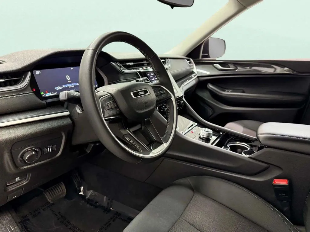2023 Jeep Grand Cherokee Laredo Sport photo 12