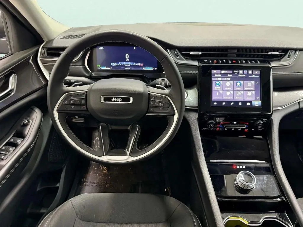 2023 Jeep Grand Cherokee Laredo Sport photo 6