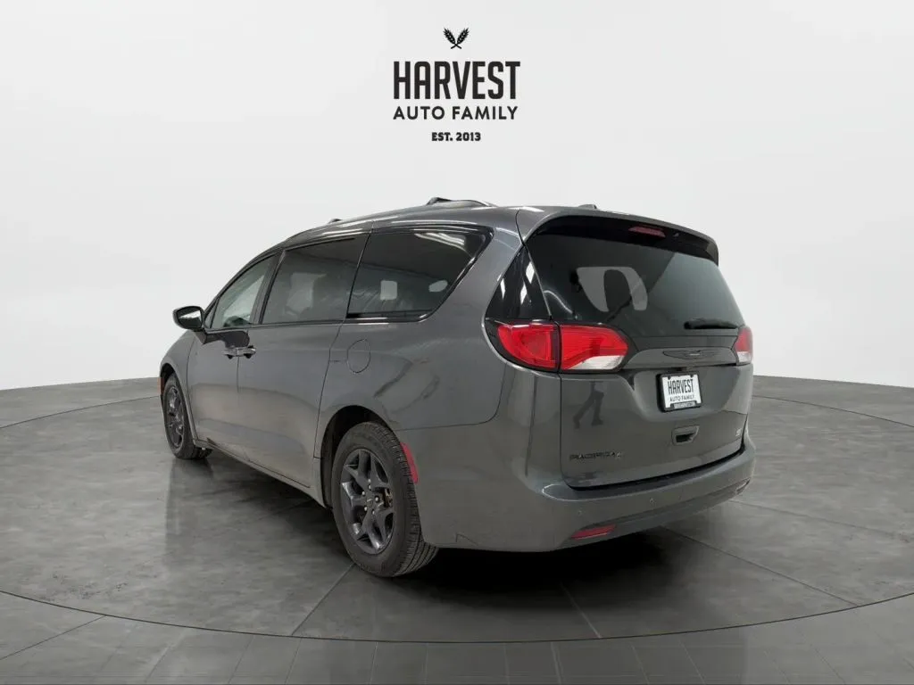 2018 Chrysler Pacifica Touring Plus photo 2