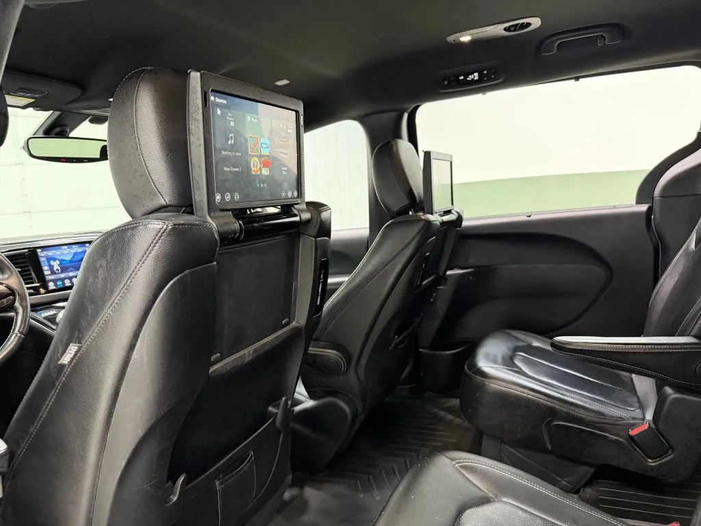 2018 Chrysler Pacifica Touring Plus photo 6