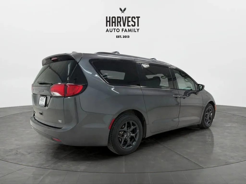 2018 Chrysler Pacifica Touring Plus photo 3