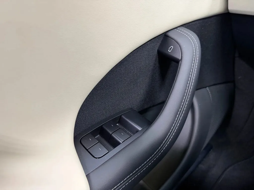 2024 Tesla Model S Plaid photo 17