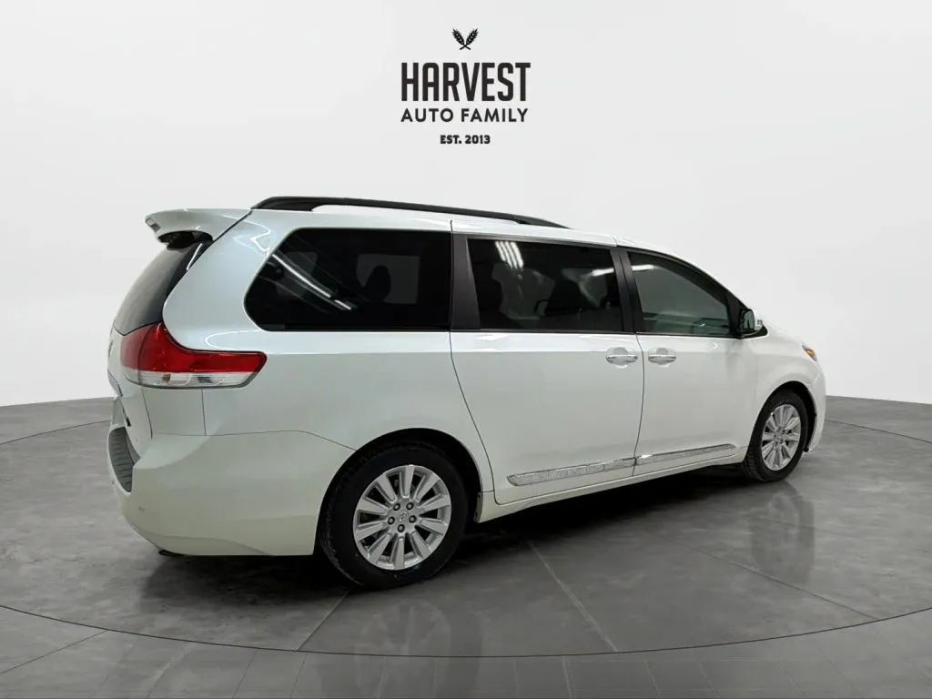 2013 Toyota Sienna Limited photo 3