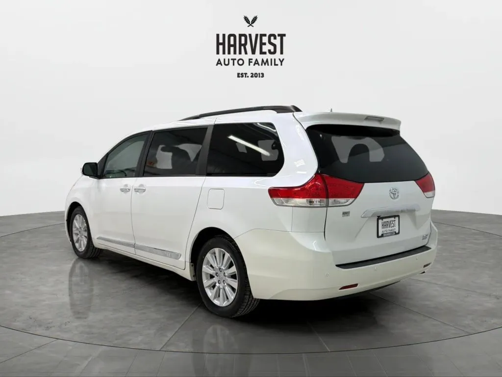 2013 Toyota Sienna Limited photo 2