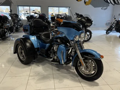 More photos of 2011 HARLEY DAVIDSON TRI GLIDE FLHTCUTG at Moto Boutique, OH