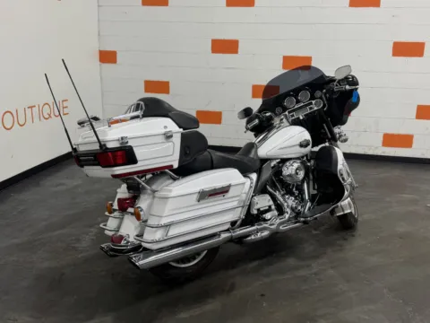 Another view of 2013 HARLEY DAVIDSON ULTRA CLASSIC FLHTCU for sale in Columbus, OH at Moto Boutique