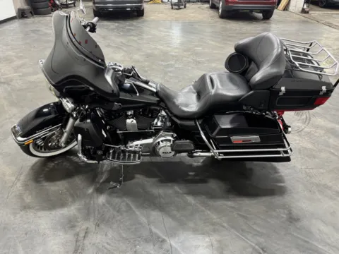 More photos of 2012 HARLEY DAVIDSON ELECTRA GLIDE FLHTCU at Moto Boutique, OH