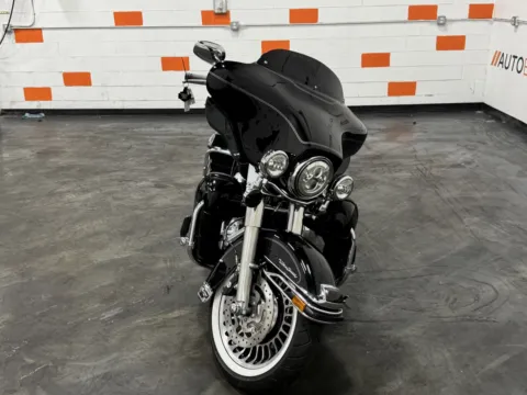 Another view of 2012 HARLEY DAVIDSON ELECTRA GLIDE FLHTCU for sale in Columbus, OH at Moto Boutique