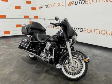 Photos of 2012 HARLEY DAVIDSON ELECTRA GLIDE FLHTCU for sale in Columbus, OH at Moto Boutique