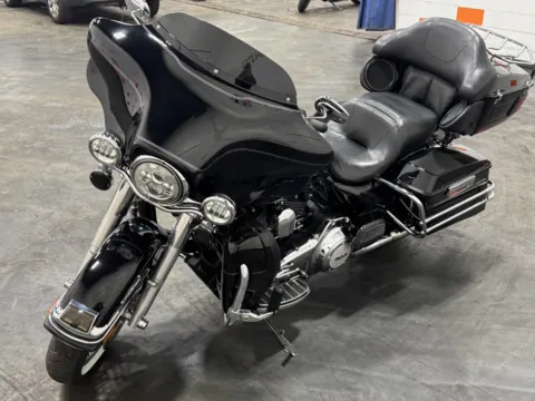 More photos of 2012 HARLEY DAVIDSON ELECTRA GLIDE FLHTCU at Moto Boutique, OH